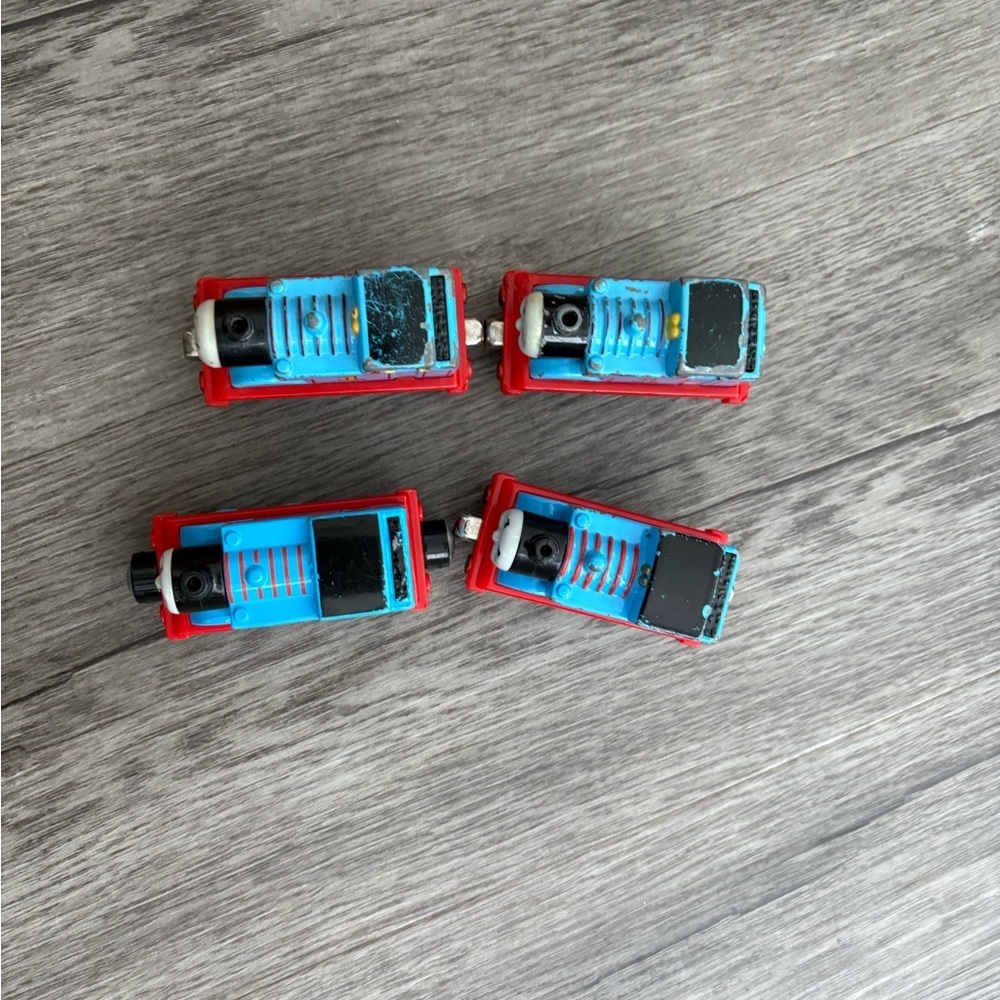4 Magnetic Thomas Trains - Picture 5 of 5